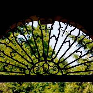 Dessus de porte en fer forgé sur fond de nature - France  - collection de photos clin d'oeil, catégorie clindoeil